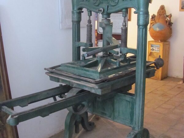 La reliquia amordazada en Cafayate: La Imprenta de la Patria se oxida en el olvido