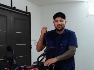 Cuando el éxito también se comparte: Le regaló una moto a su empleado al que se la habían robado